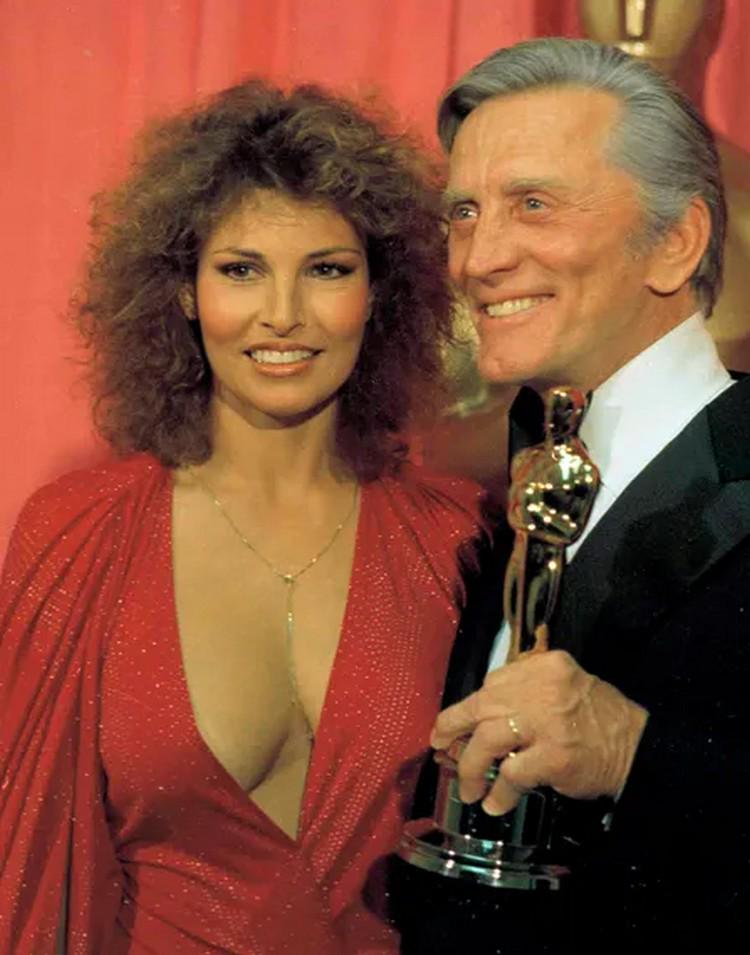 Raquel Welch and Kirk Douglas at the 1978 Oscars.jpeg