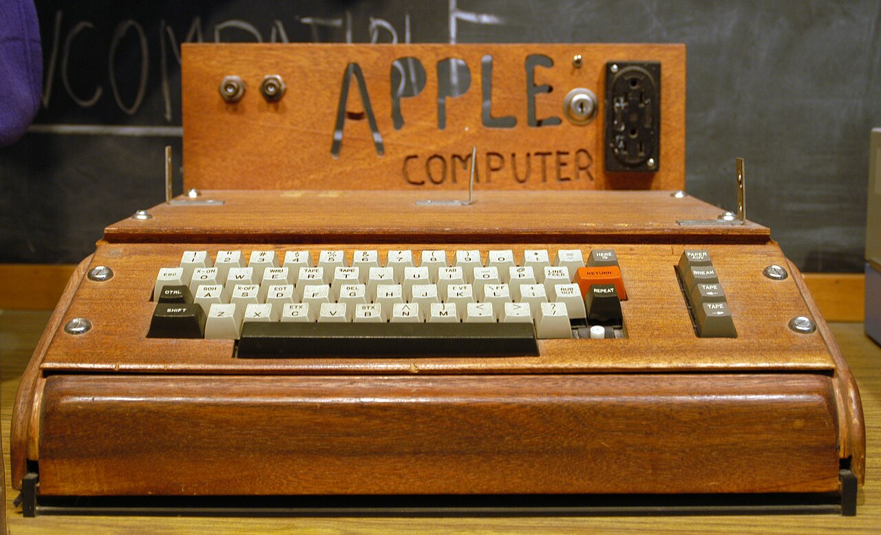 Apple 1 (1976) on display at the Smithsonian.jpg