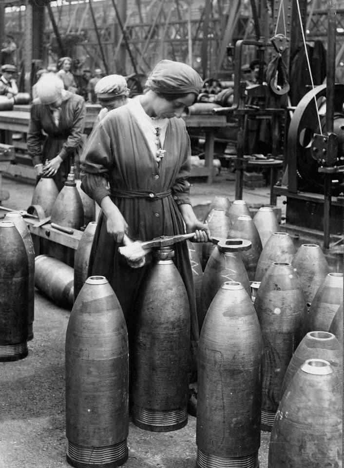 1916. British munitions workers.jpeg