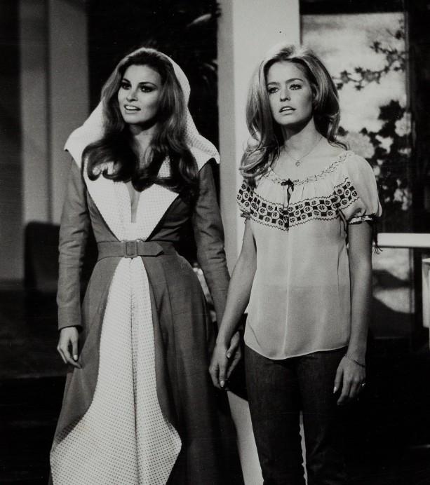 Raquel Welch and Farrah Fawcett in 1970.jpeg