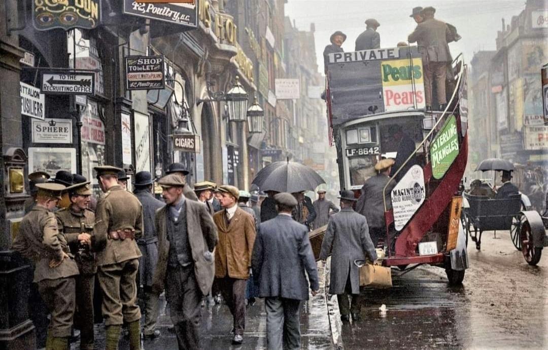 A rainy day on Fleet Street, London, 1915.jpeg