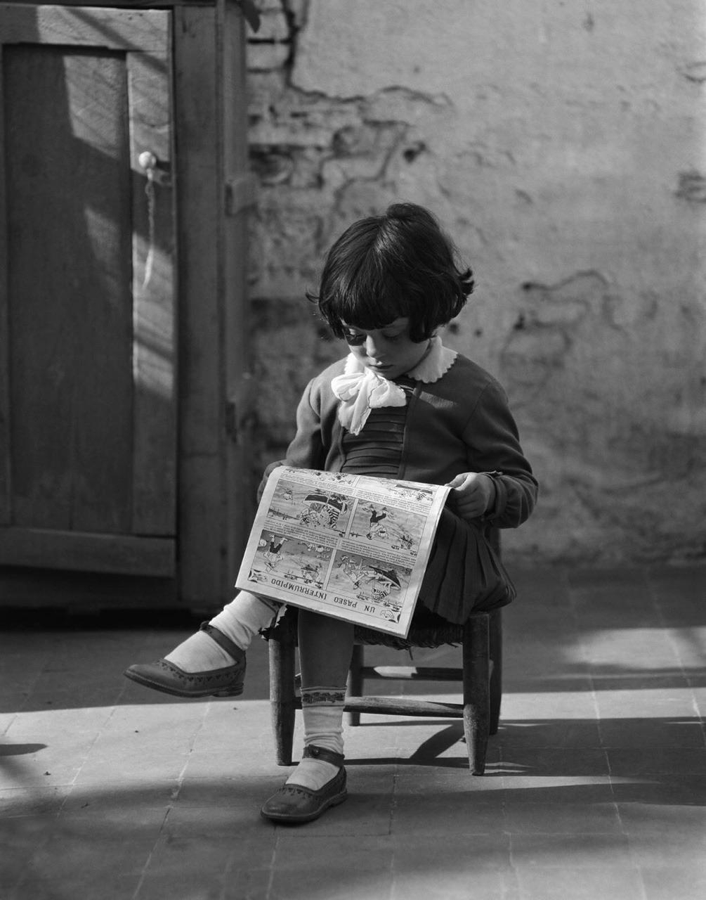 1930, Mexica. Girl reading the comics.JPG