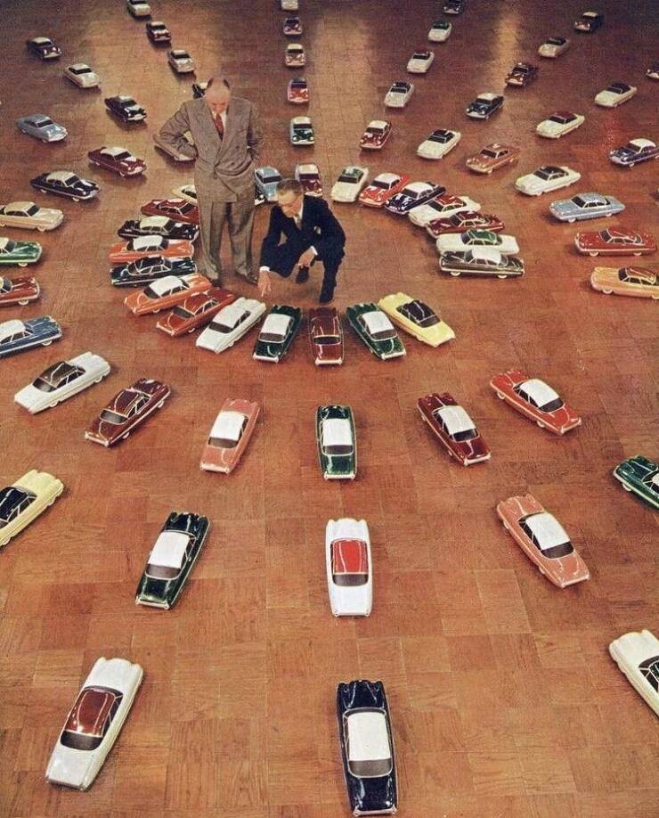 Руководители Ford выбирают автомобильные цвета 1953 года из 76 масштабных моделей.jpg