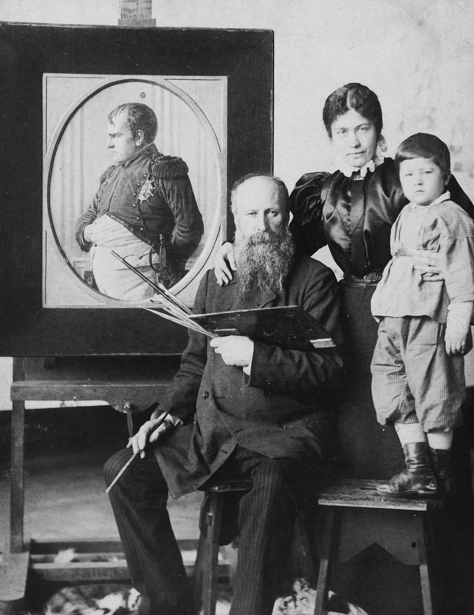 В. В. Верещагин с женой Лидией и сыном Василием у картины 'В Петровском дворце'. 1895-1896.jpg