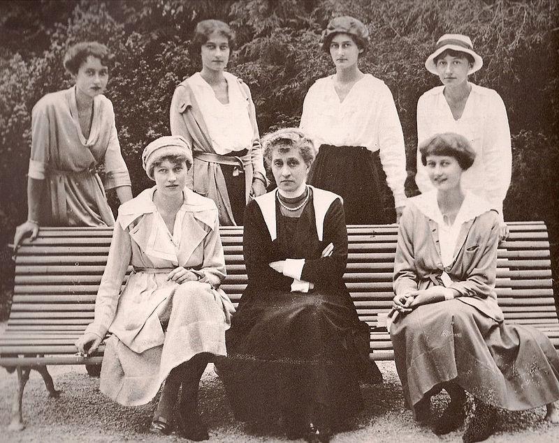 Infanta Marie Anne of Portugal, later Grand Duchess of Luxembourg as the wife of Grand Duke William IV, being amused while with her six daughters in 1920.jpeg