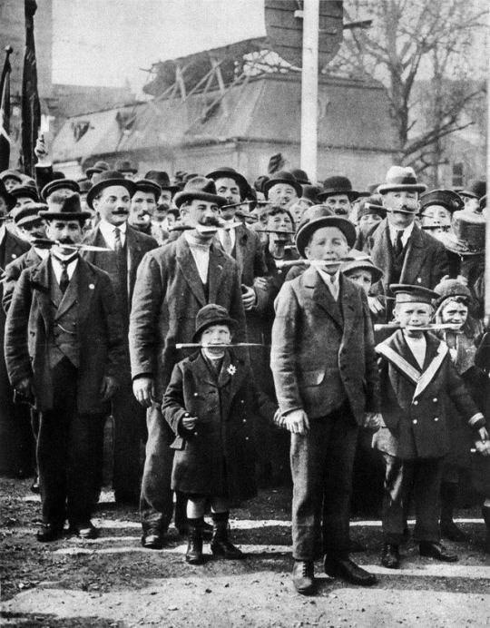 Action of solidarity of Parisian workers with the revolution in Russia, May 1, 1919.jpeg