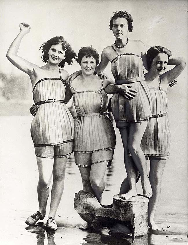 Женщины в деревянных купальниках, созданных, чтобы лучше держаться на воде. 1929.jpg