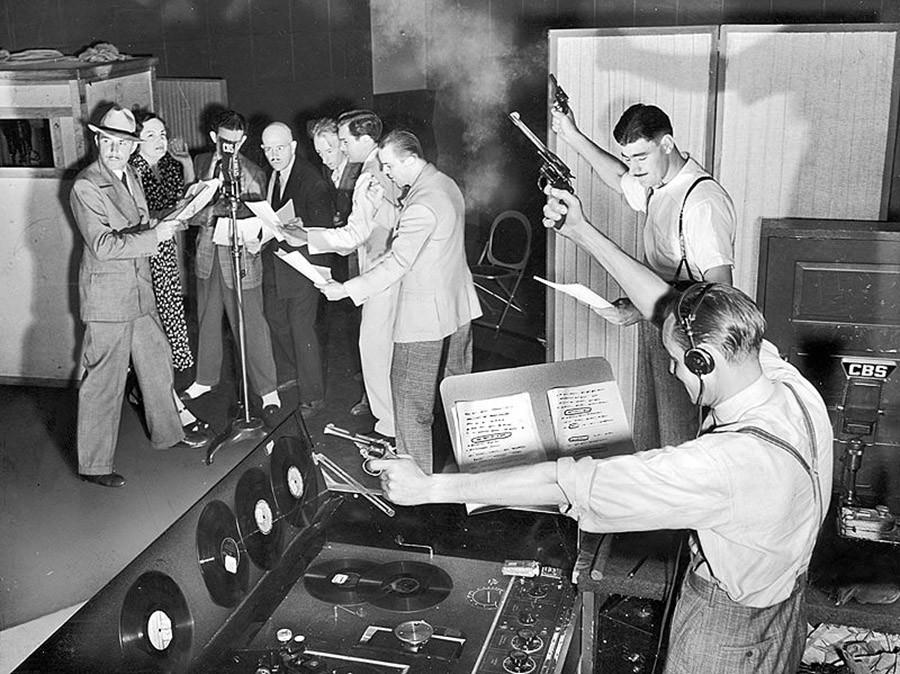 Актеры, записывающие эпизод детективного радиошоу «Охотники за бандами». 1934.jpg