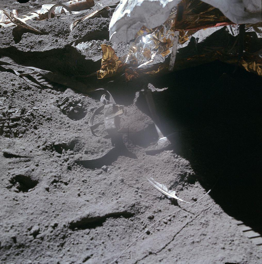 1.3kg Aluminium hammer and 0.03kg Falcon feather on the surface of the moon after Comm. Scott David conducting the famous 'Hammer and Feather Test' during Apollo 15 mission.jpeg