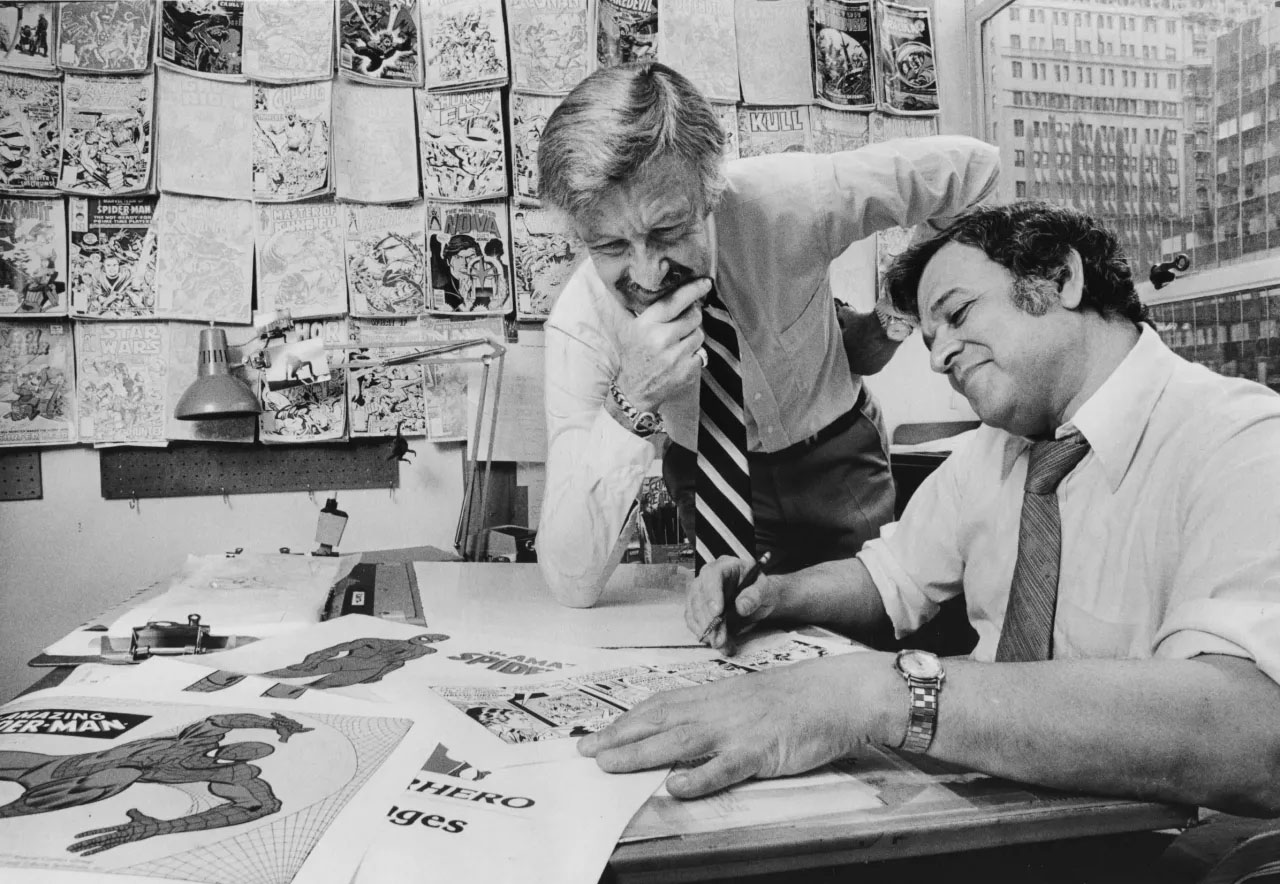 Стэн Ли и Джон Ромита проверяют стрип с Человеком-Пауком. Нью-Йорк. 1978.jpg