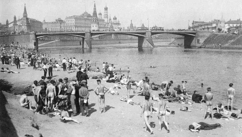 Пляж на Москве-реке в 1929 году.jpeg