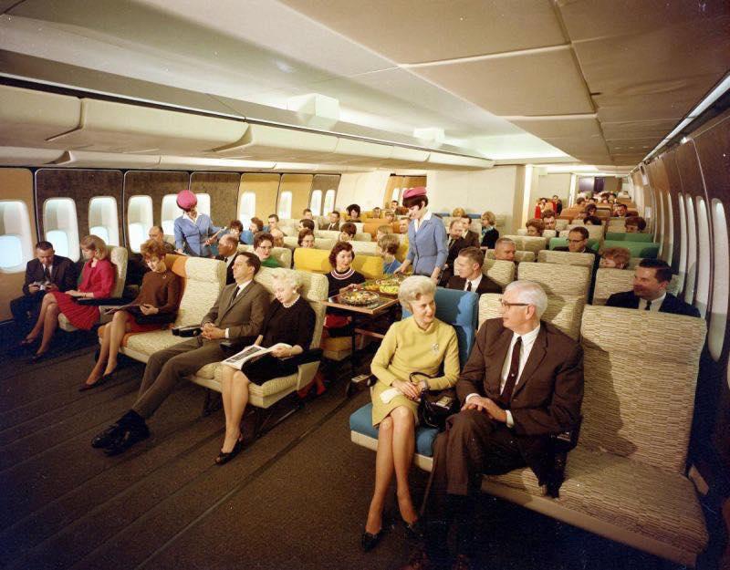 Economy class seating on a Pan Am 747 in 1970.jpeg