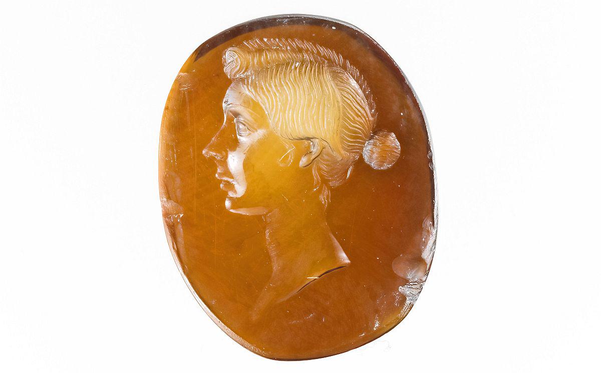 Roman gemstone with a portrait of a woman from the beginning of the 1st century CE. The elegant hairstyle with tight hair and a small bun was fashionable during the reign of Octavian Augustus (27 BCE – 14 CE).jpeg