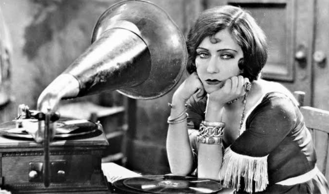 Gloria Swanson (1920).jpg
