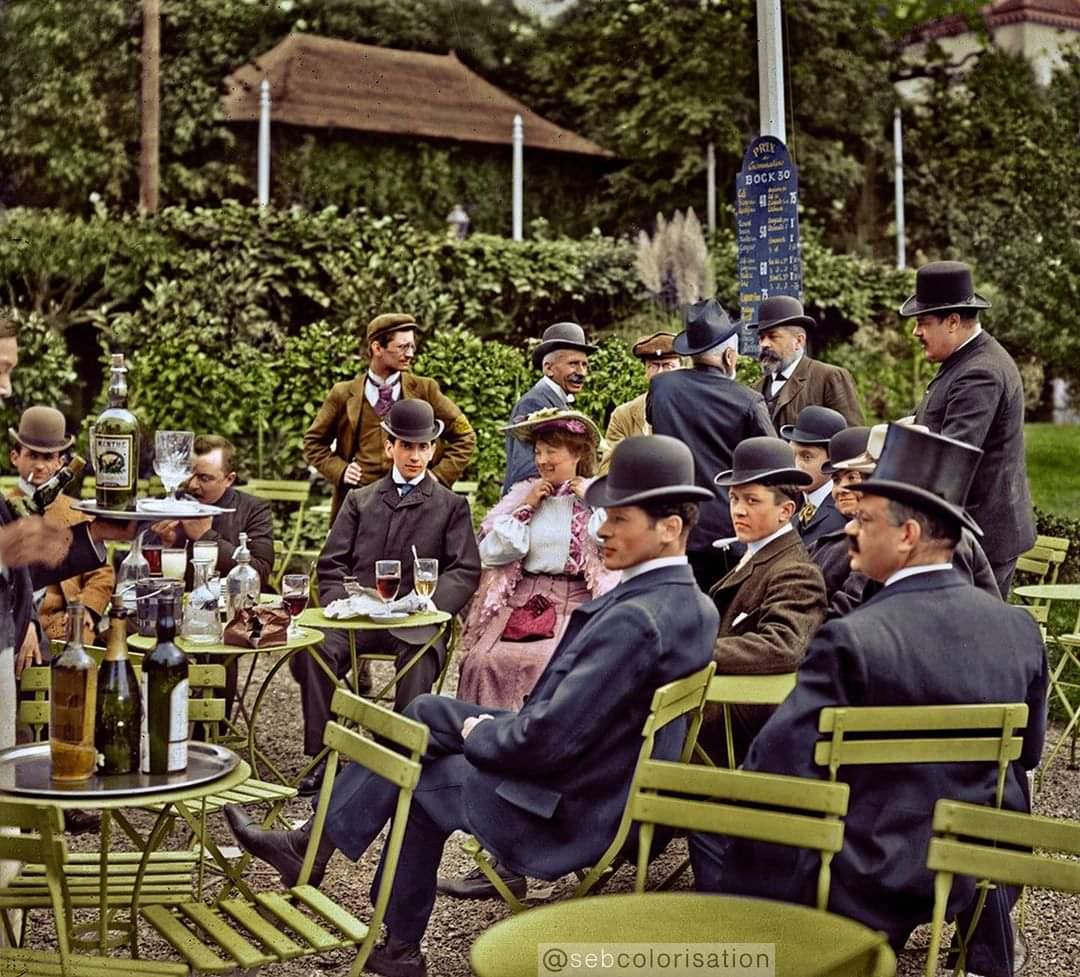 Patrons of the casino in Enghien-les-Bains, France photographed by Zulimo Chiesi in October 1903.jpeg