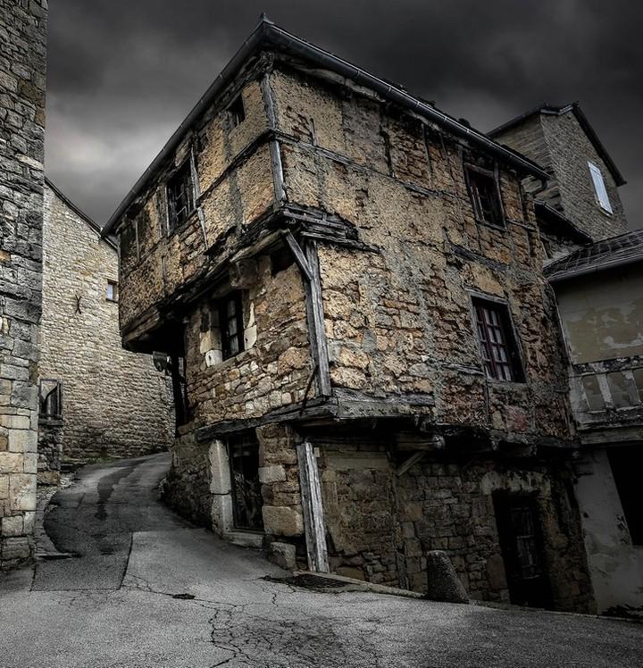 The oldest house in France has been standing there since 1478.jpeg