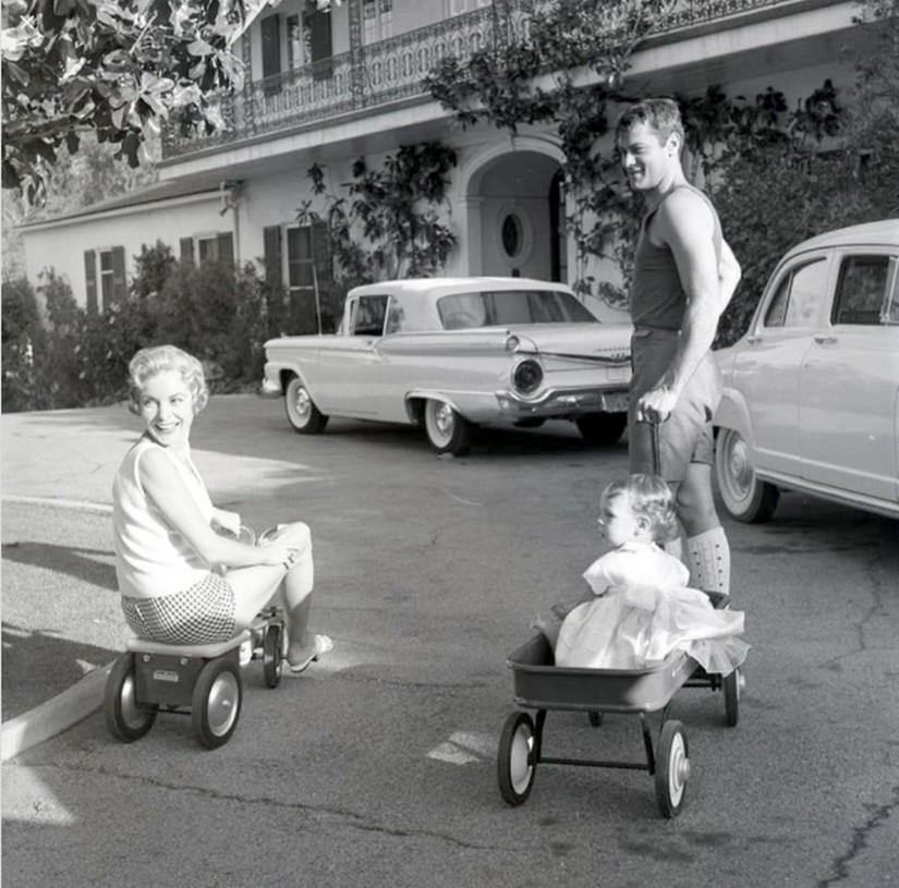 Janet Leigh and Tony Curtis with daughter Jamie Lee Curtis at home in Beverly Hills 1960-61.jpeg