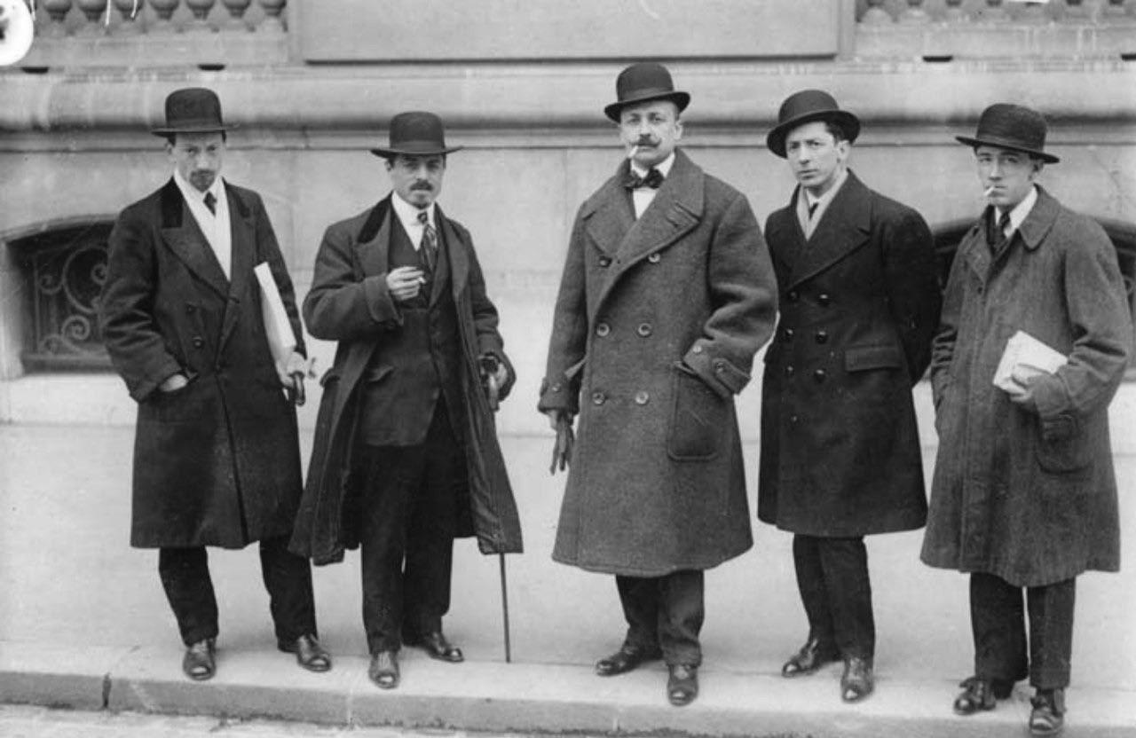 Italian futurists Luigi Russolo, Carlo Carrà, Filippo Tommaso Marinetti, Umberto Boccioni and Gino Severini in front of Le Figaro, Paris, February 9, 1912.jpeg