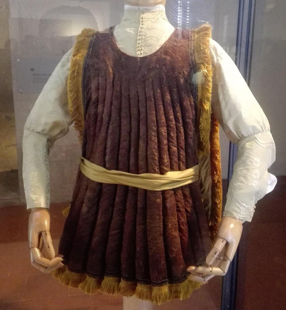 The only surviving exemplary of a giornea from the XV century. The giornea was a staple of Italian 1400s fashion, this one belonged to Diego Cavaniglia, who died in 1481.jpeg