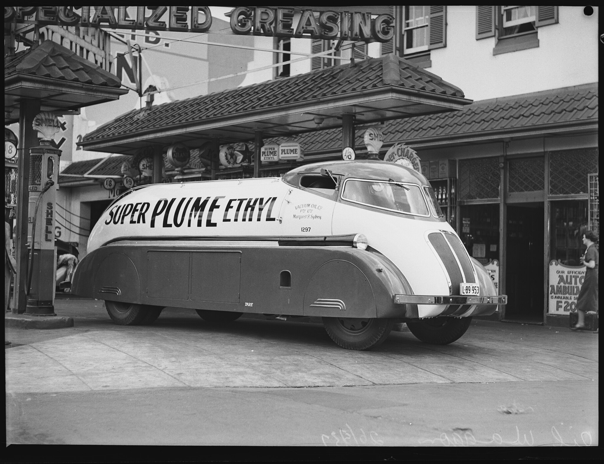 Vacuum Oil truck, Sydney, 1937.jpg