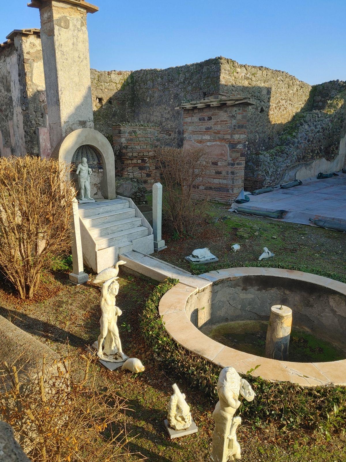 Small garden in the house of Marcus Lucretius in Pompeii.jpeg