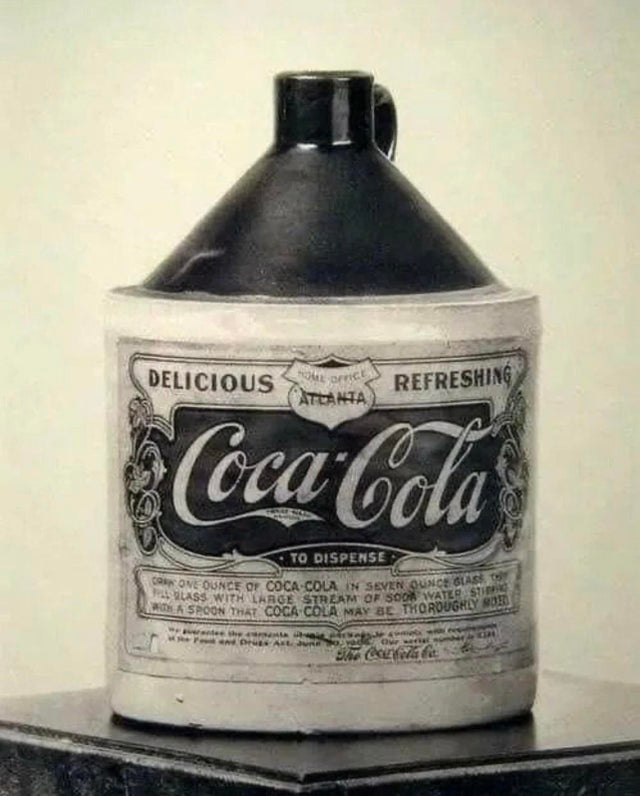 Первая бутылка колы, которая появилась в продаже, 1894 год. Кстати, в ней было около 3,5 граммов кокаина.jpg