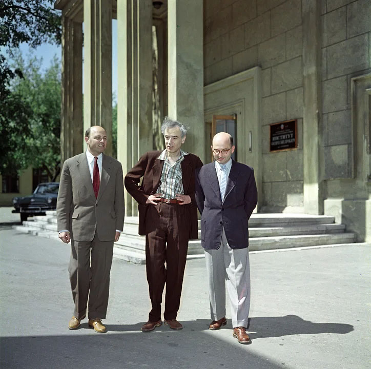 Халатников, Дау и Лифшиц в Институте физических проблем, 1959.jpg