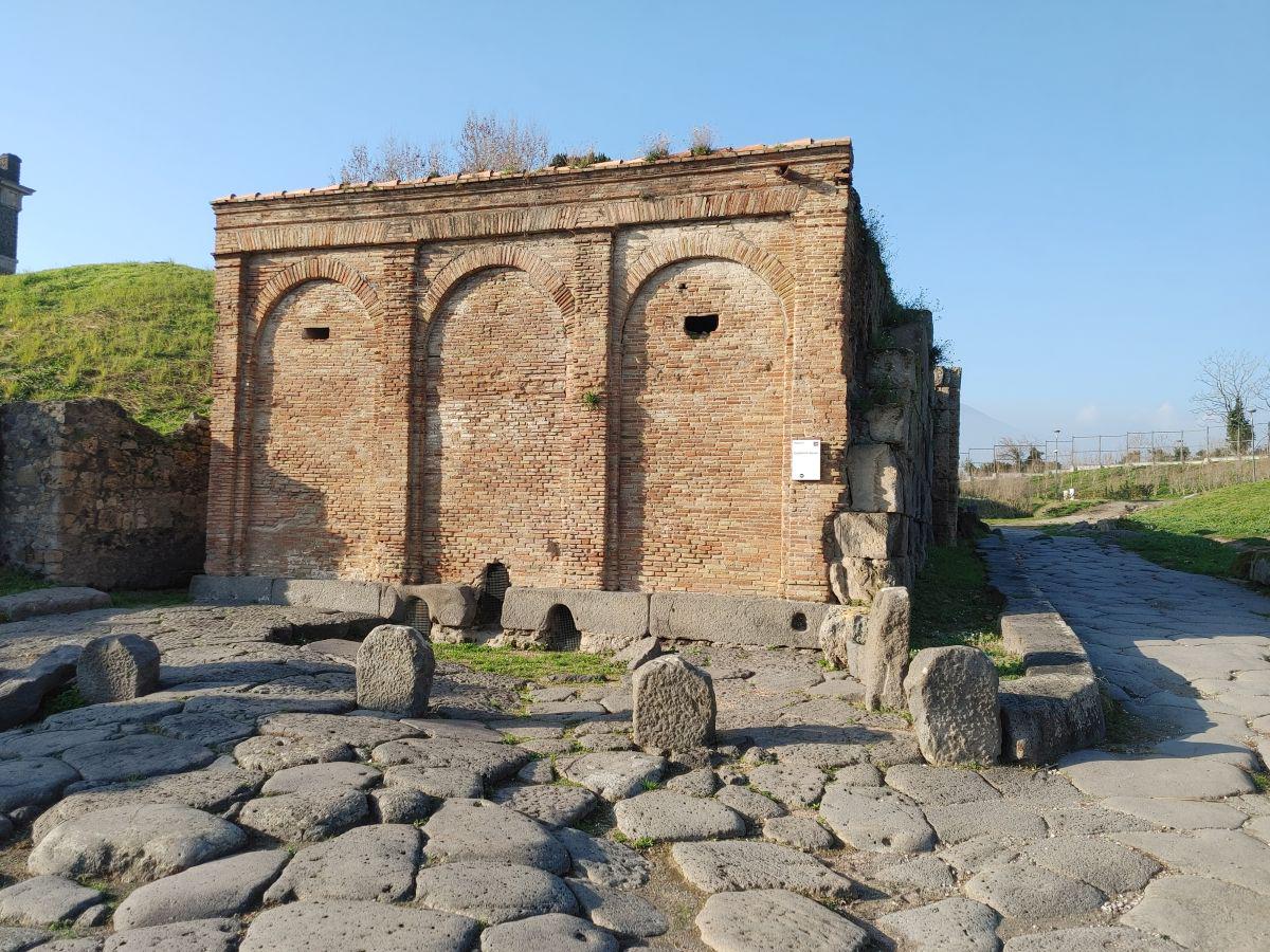 Castellum Aquae in Pompeii was a water dispenser that supplied water to the entire city. The building was located at the highest point of Pompeii (42 meters) and was connected to the Serino aqueduct.jpeg