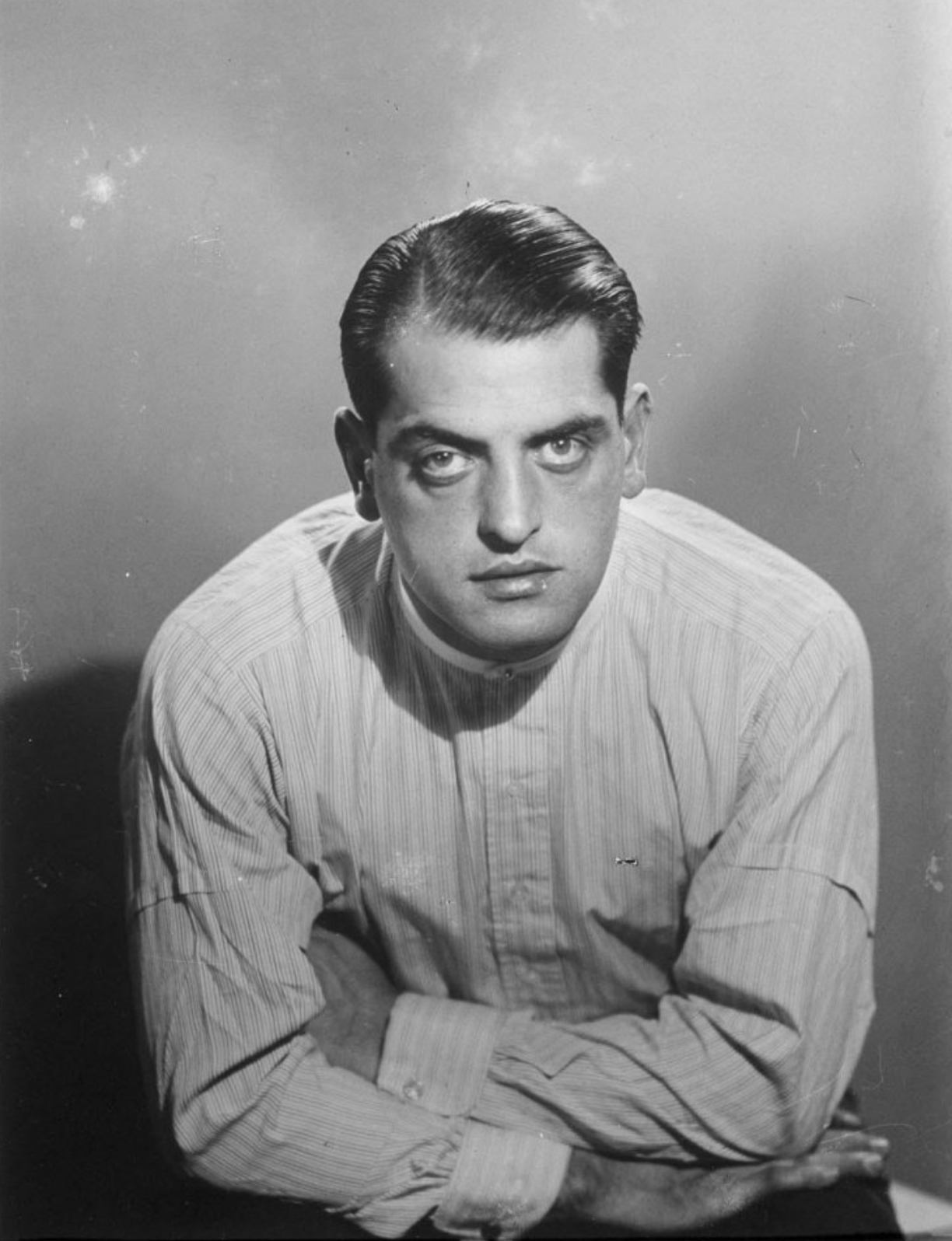 Luis Buñuel (1929) photo by Man Ray.png