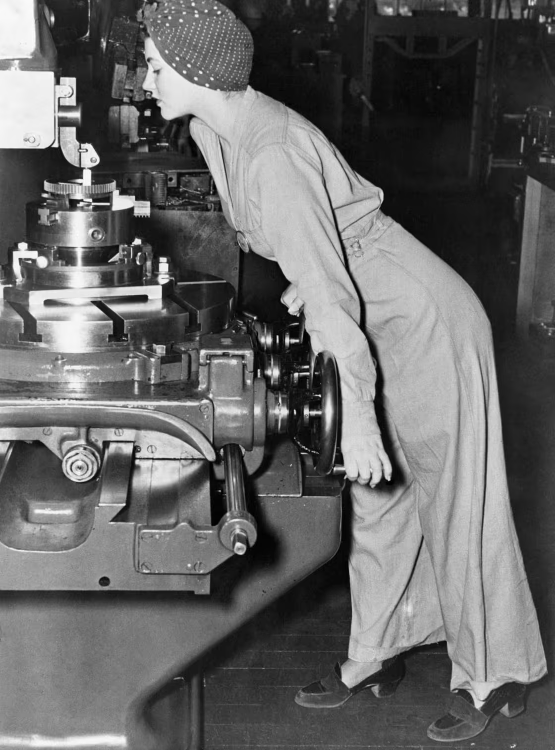 The 1942 photo of Naomi Parker Fraley that inspired the Rosie the Riveter 'We can do it!' poster.png