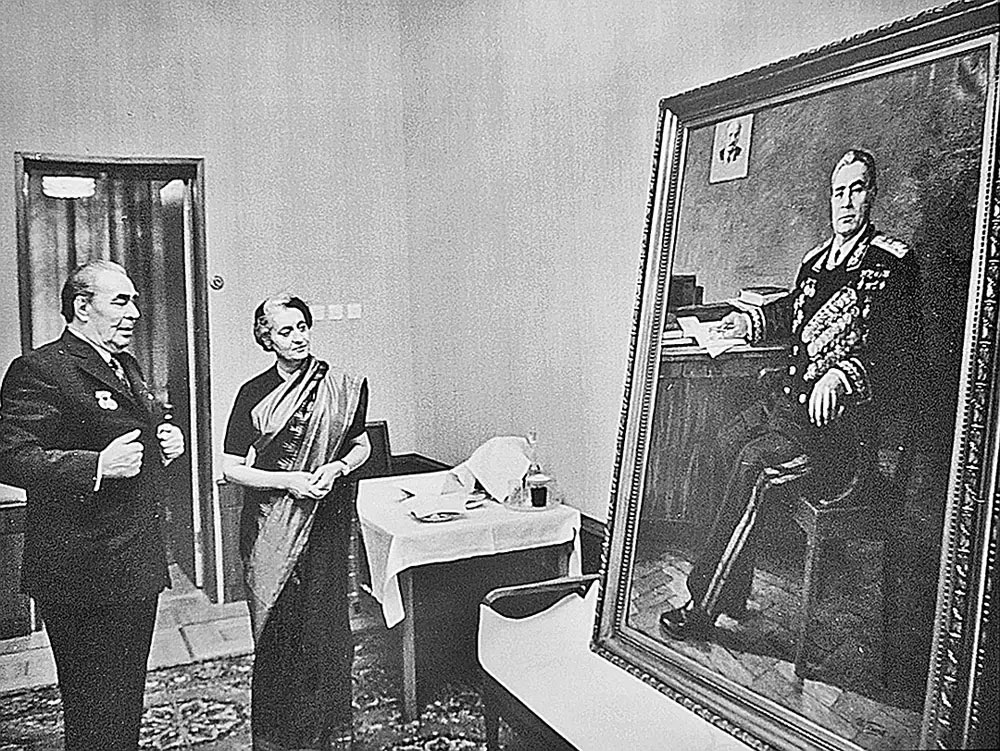 Леонид Брежнев и Индира Ганди перед портретом Л. И. Брежнева кисти Ивана Пензова, 1976.jpg