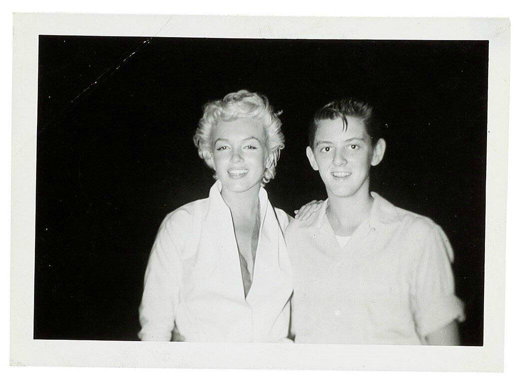 Marilyn Monroe and the president of a Marilyn fan club, New York, 1955.jpeg