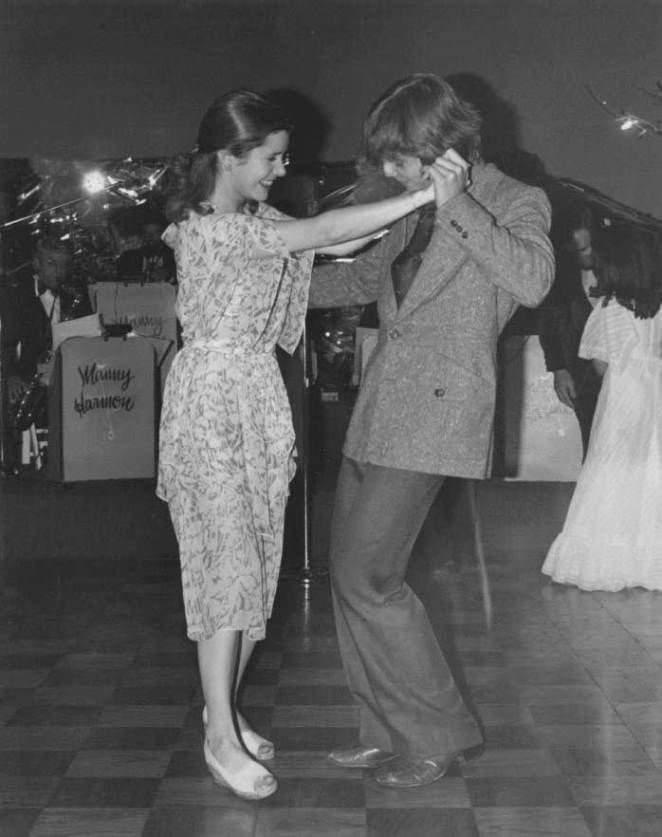 Mark Hamill and Carrie Fisher (1977).jpeg