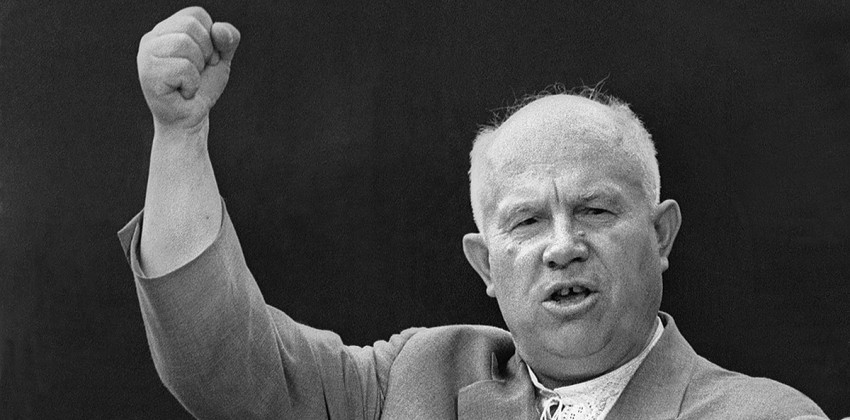 Хрущев любил украинский борщ, солянку, кровяную колбасу, пироги с мясом, картошкой и капустой, пельмени, черные сухари, простоквашу и,особенно, вареники с вишней, картофелем и творогом.jpg