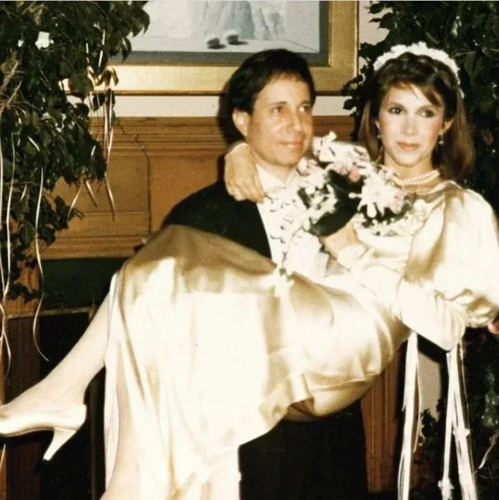 Paul Simon and Carrie Fisher, 1983.jpeg