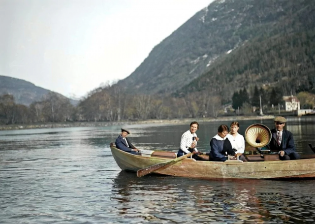 На берегу реки Елстра в Ферде. Норвегия, 1915.png