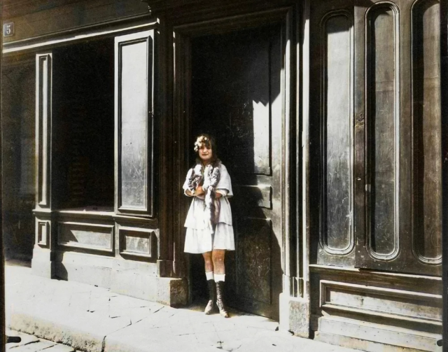 Женщина в дверях борделя. Версаль, Франция, 1921.png