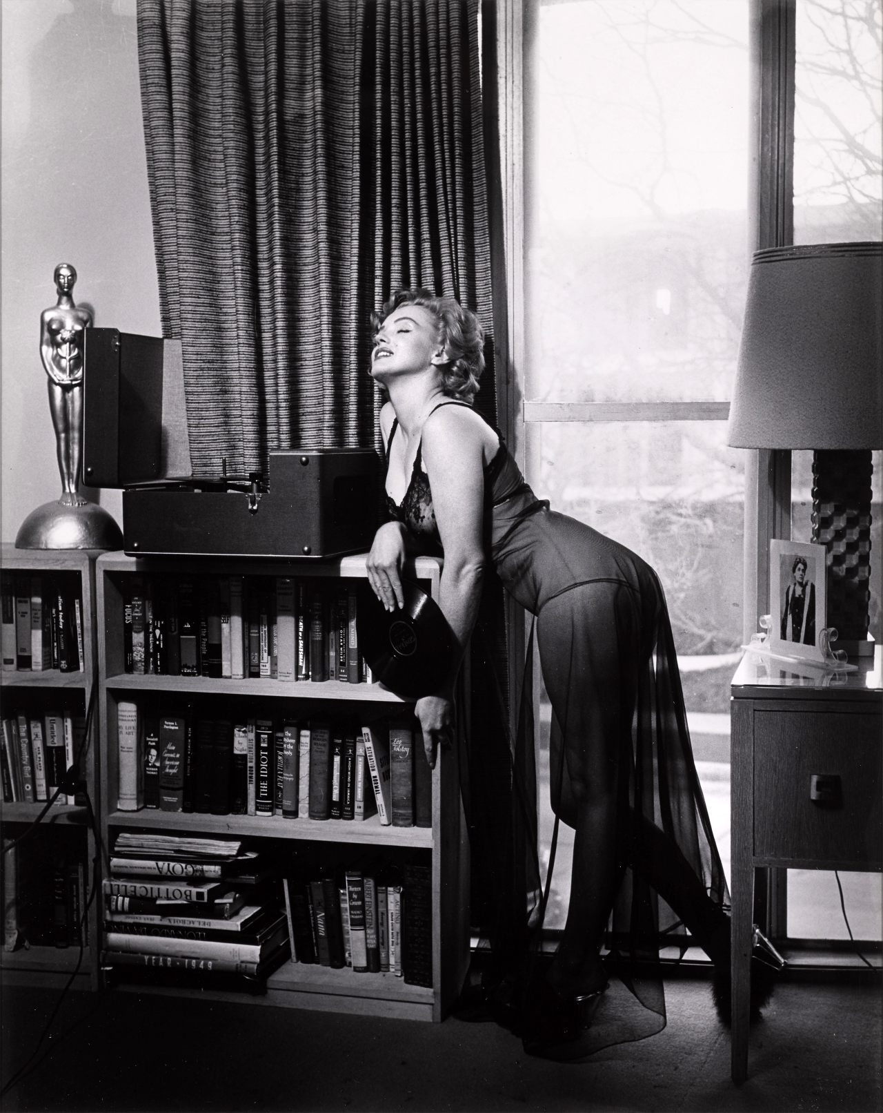 Marilyn Monroe at the Beverly Carlton Hotel (1952).png