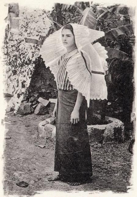 Mexican tehuana with her traditional Huipil and 'resplandor'. Around 1920s.jpeg