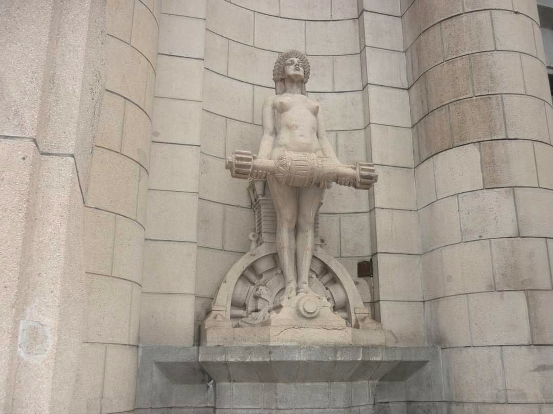 Statua alla stazione ferroviaria di Bolzano 2.jpg