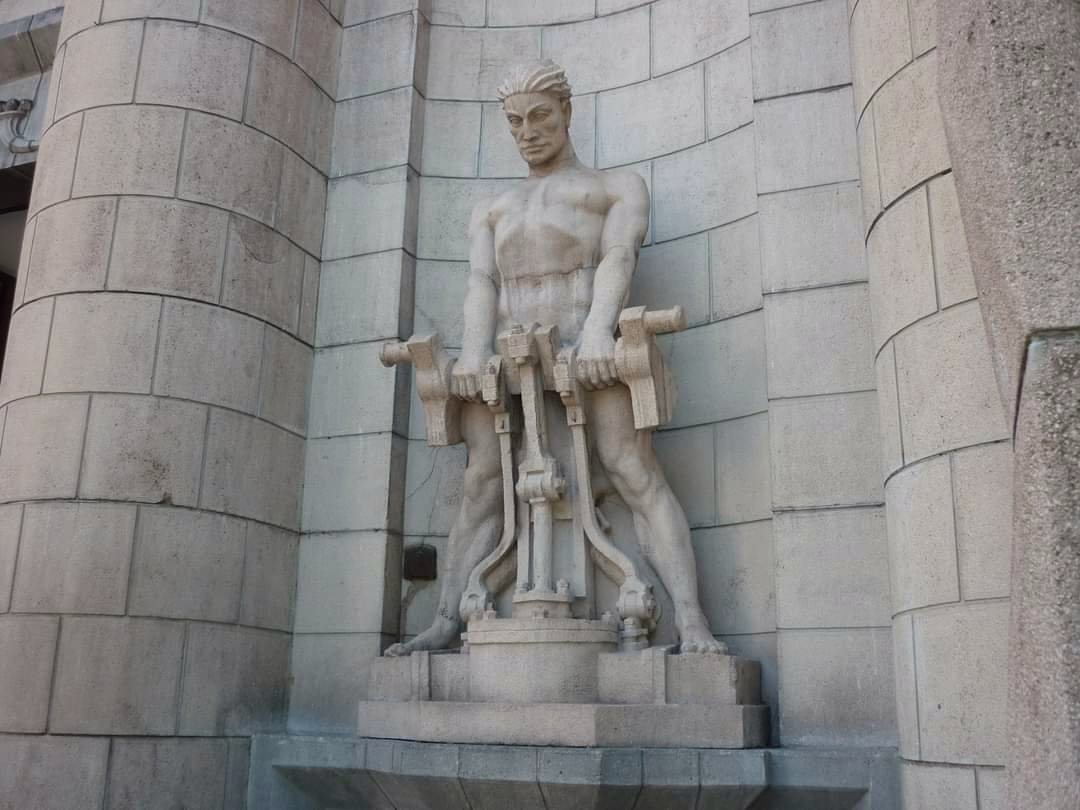 Statua alla stazione ferroviaria di Bolzano.jpg