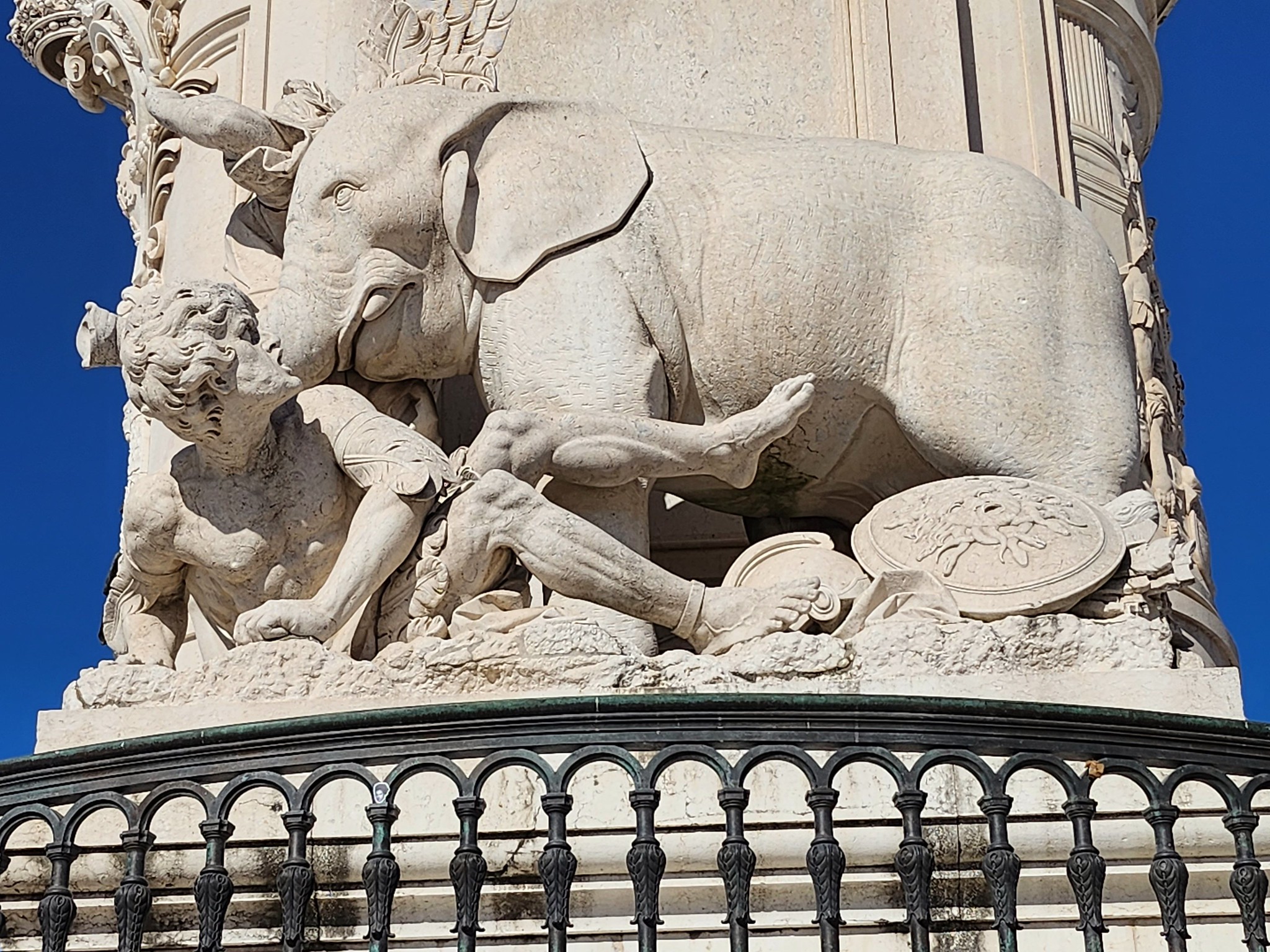 Lisbona - particolare statua.jpg