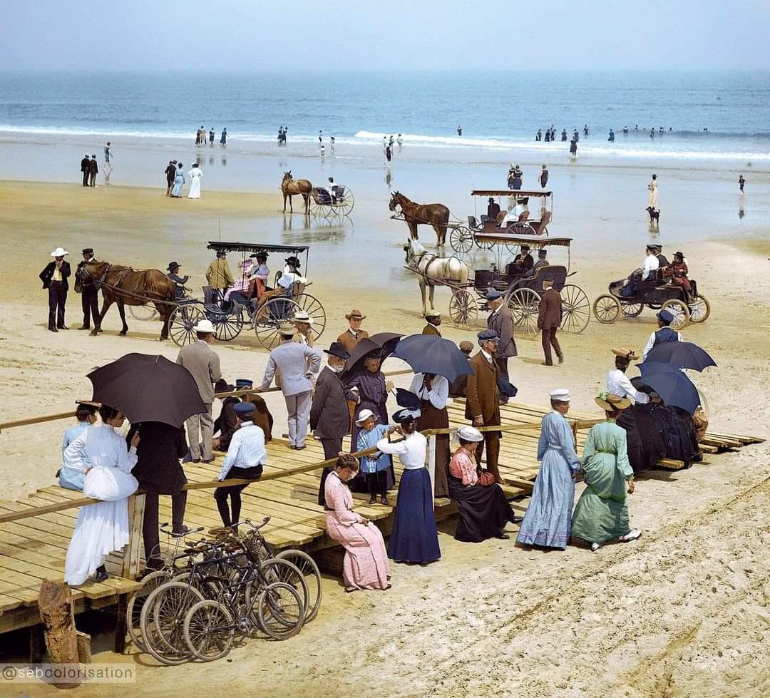 eople at Daytona Beach in Florida, United States in 1904.jpeg