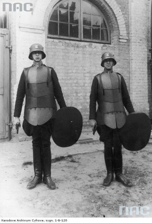 Polish SWAT in plate armor [1939].jpeg