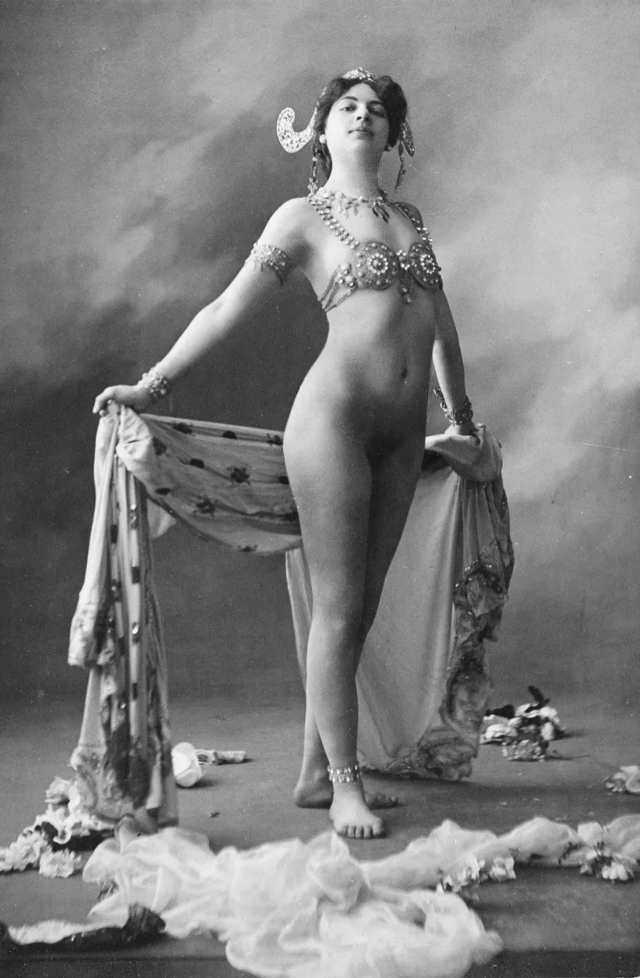 Margaretha Geertruida Zelle a.k.a Mata Hari in 1906.jpeg