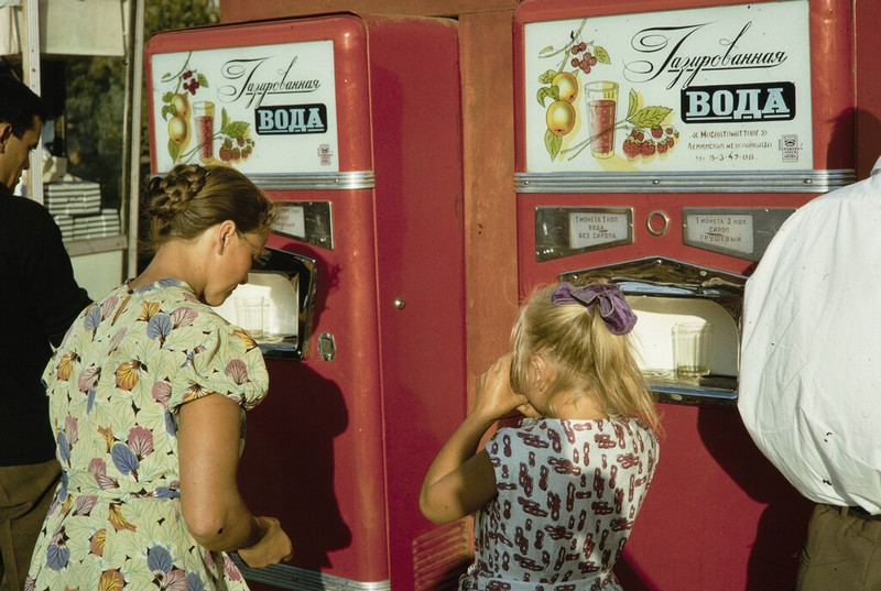 Автоматы с газированной водой, 1964 год, Москва. Харрисон Форман.jpg