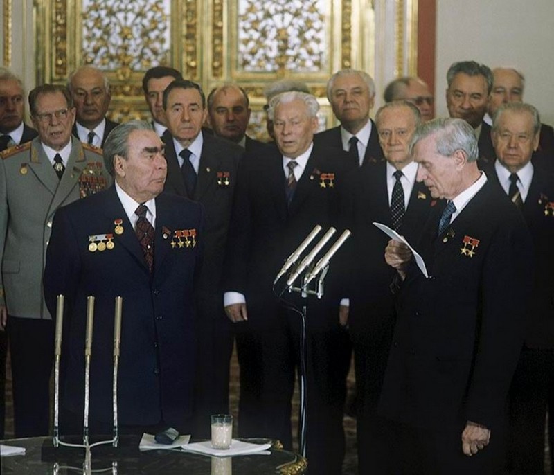 19 декабря 1981 года Леониду Ильичу вручили четвёртую звезду Героя Советского Союза.jpg