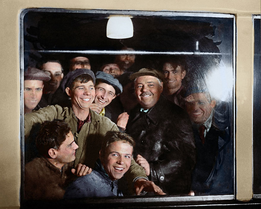 Первые пассажиры Московского метрополитена, 1935.jpg