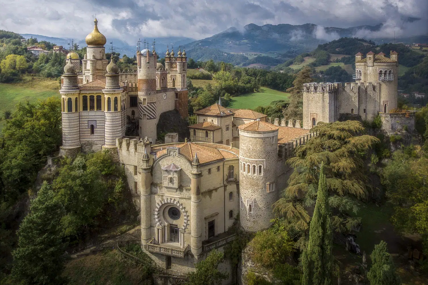 This is no AI nor fantasy, this is a mixed styles castle really existing near Bologna, Italy.png