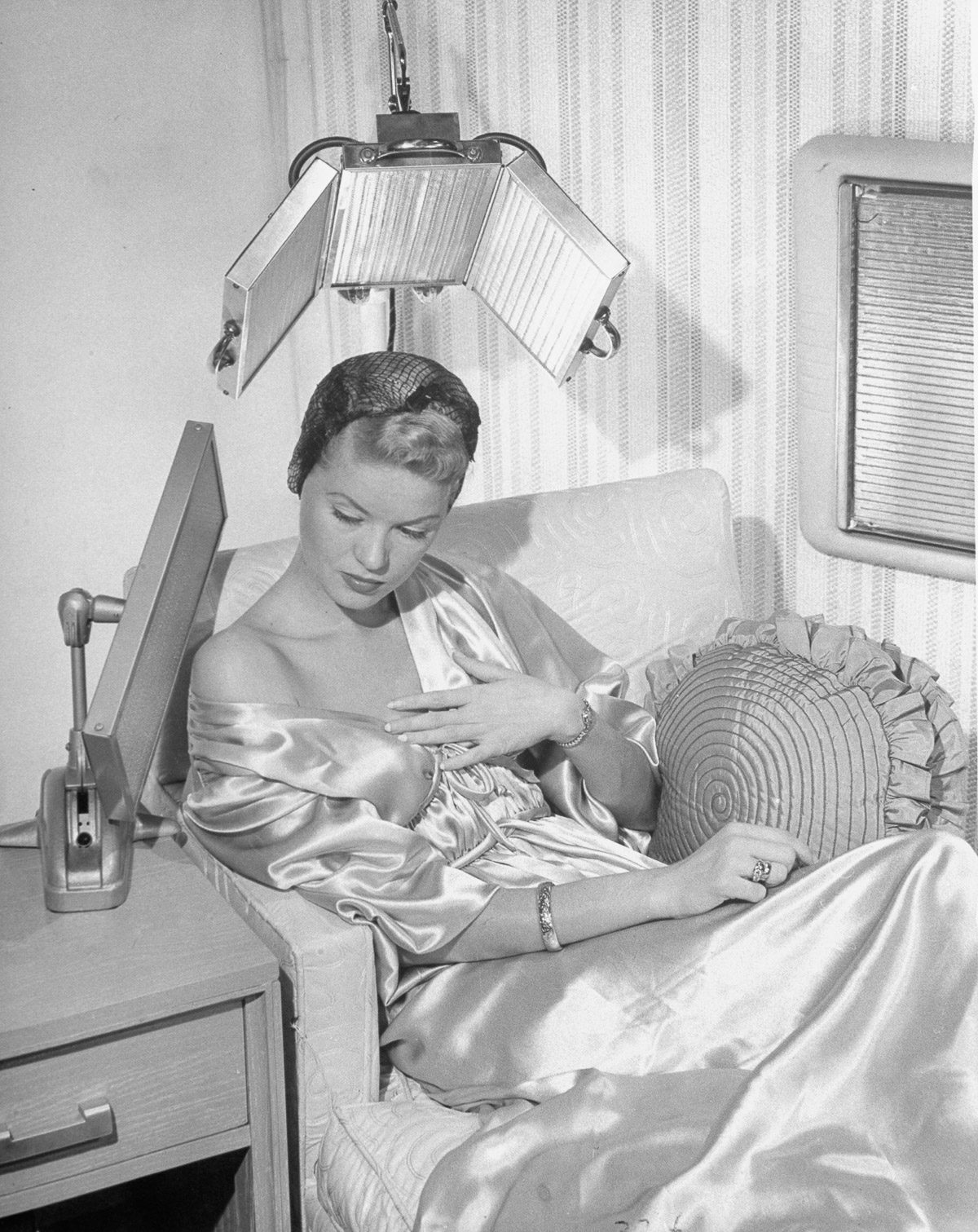 1948 Женщина использует тепловую лампу и фен, изготовленный из стекла.jpg